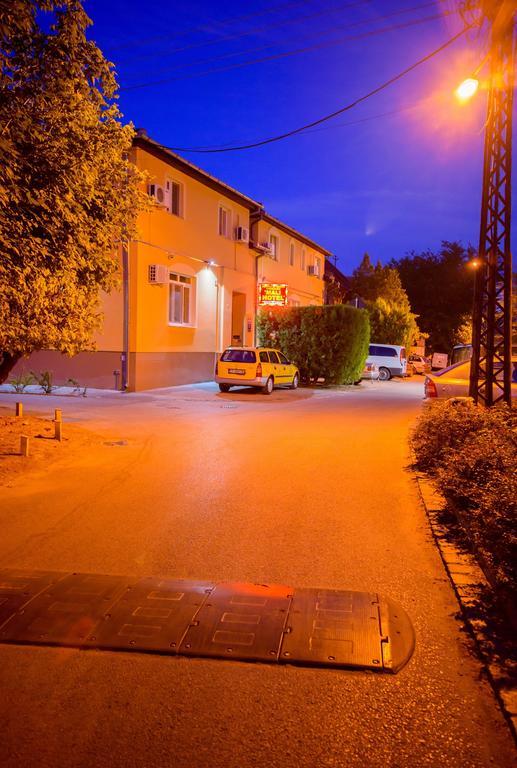 Guest House Mali Hotel Subotica Exterior foto