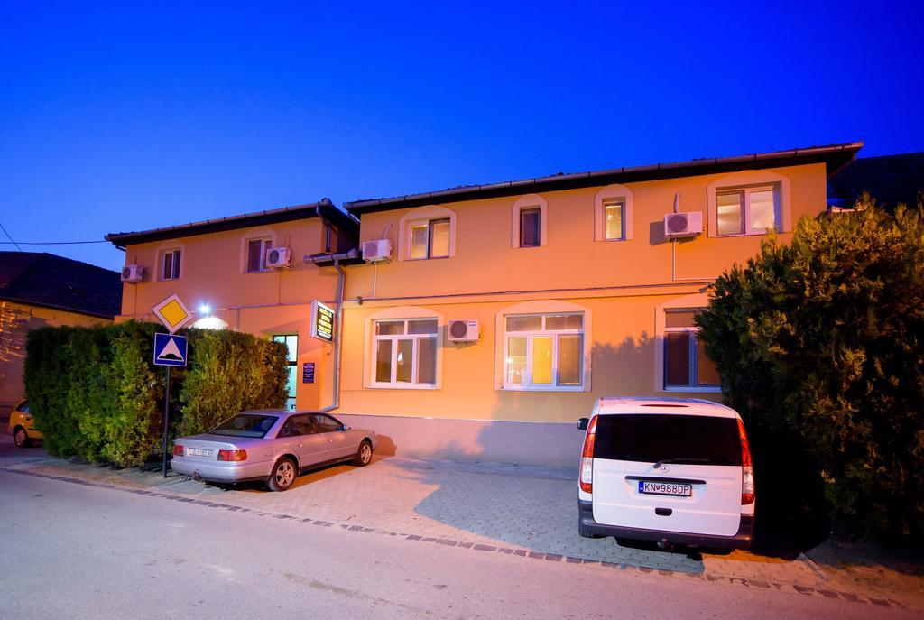 Guest House Mali Hotel Subotica Exterior foto