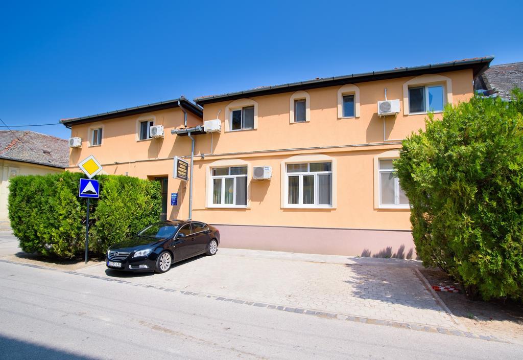 Guest House Mali Hotel Subotica Exterior foto